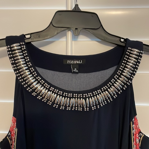 Roz&Ali Navy Blue sleeveless dress. Like new. Beautiful floral design - Picture 2 of 6